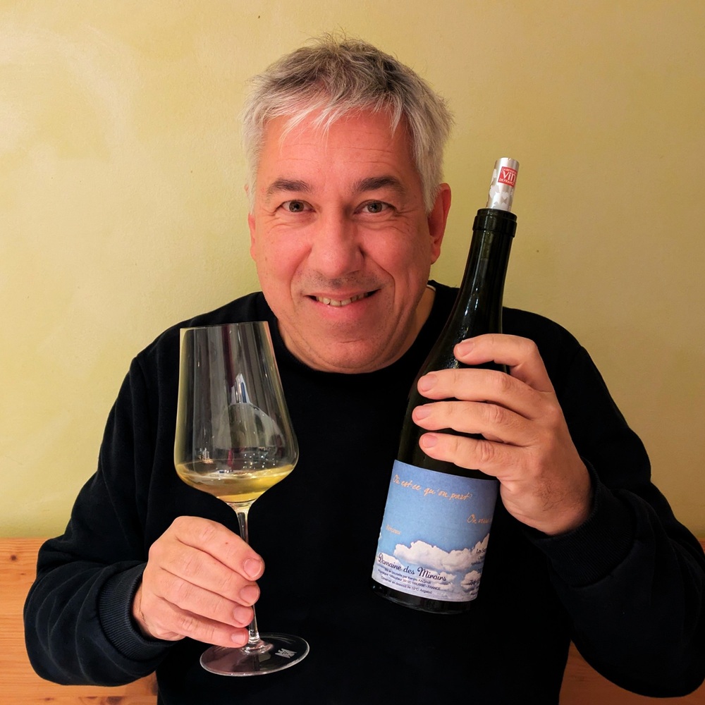 mit einer Flasche Domaine des Miroirs