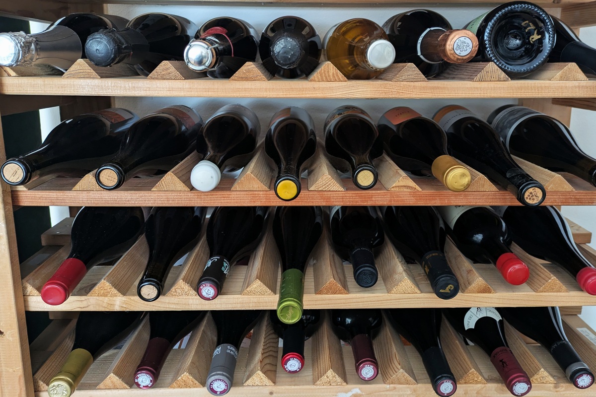 Probiert aus dem Weinregal